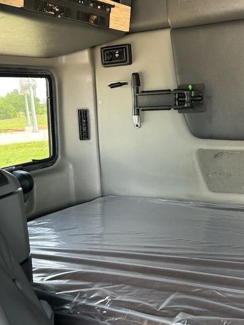 2024 International LT — photo 11