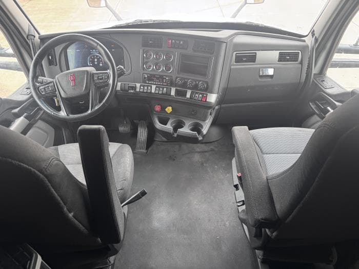 2022 Kenworth T680 — photo 8