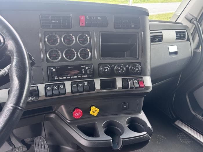 2022 Kenworth T680 — photo 11