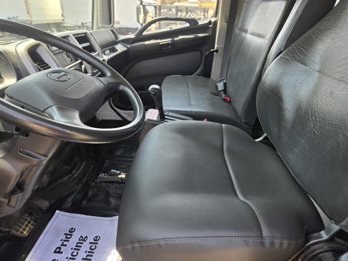 2019 Hino 268 — photo 2