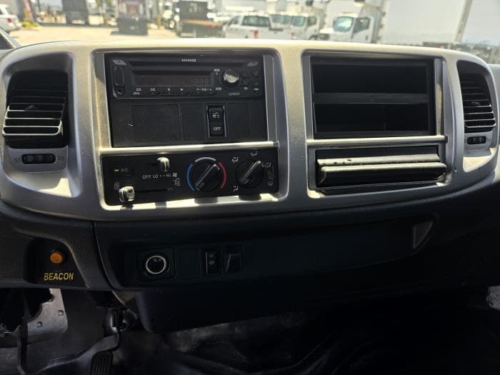 2019 Hino 268 — photo 10