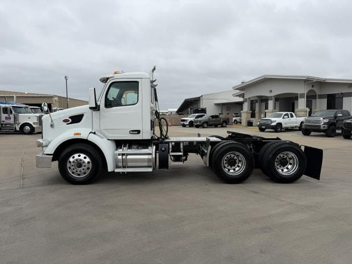 2023 Peterbilt 567 — photo 3