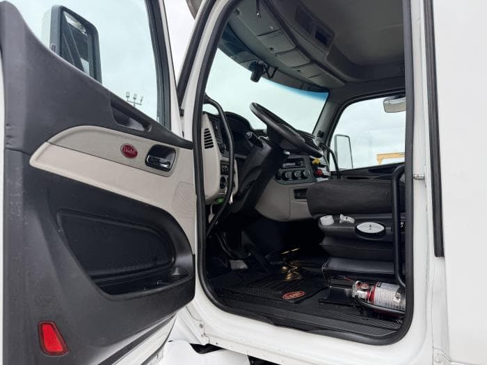 2023 Peterbilt 567 — photo 24