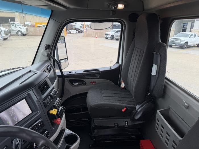 2023 Peterbilt 567 — photo 25