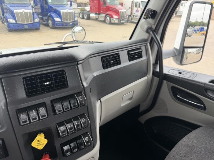 2023 Peterbilt 567 — photo 28