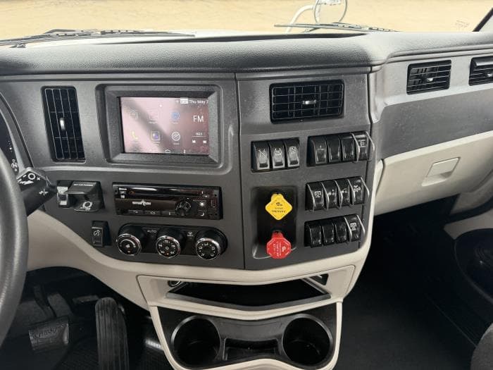 2023 Peterbilt 567 — photo 29