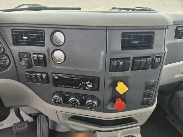 2018 Peterbilt 579 — photo 11