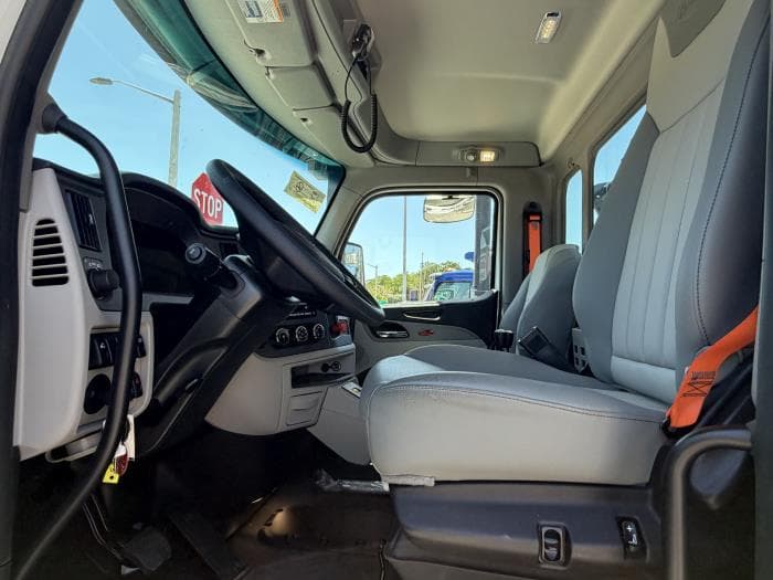 2027 Peterbilt 567 in Orlando, FL — photo 12
