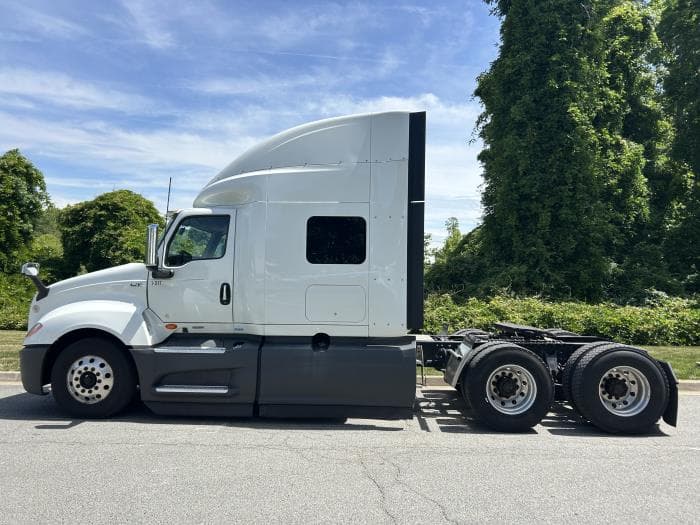 2022 International LT — photo 4