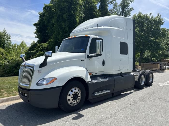 2022 International LT — photo 3