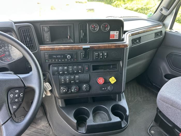 2022 International LT — photo 13