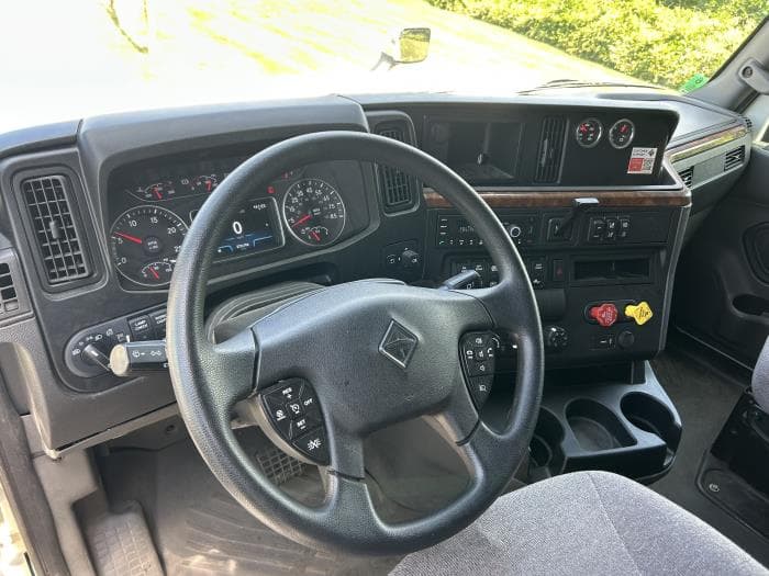 2022 International LT — photo 11