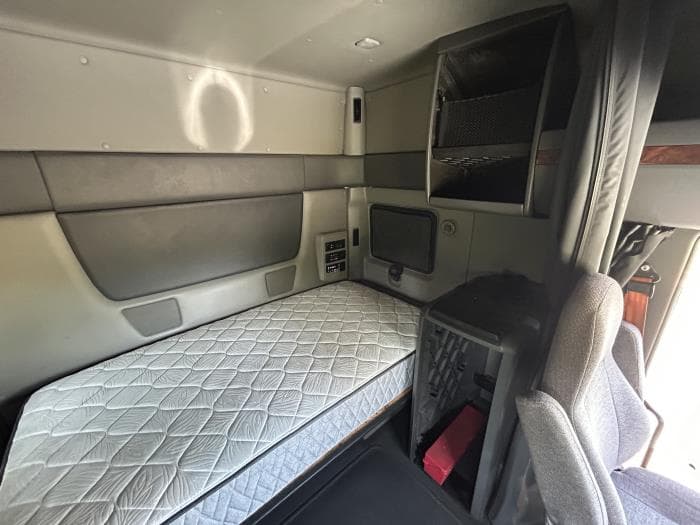 2022 International LT — photo 14