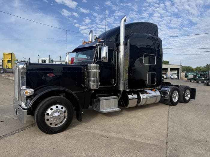 2022 Peterbilt 389 — photo 2