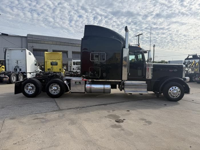 2022 Peterbilt 389 — photo 18