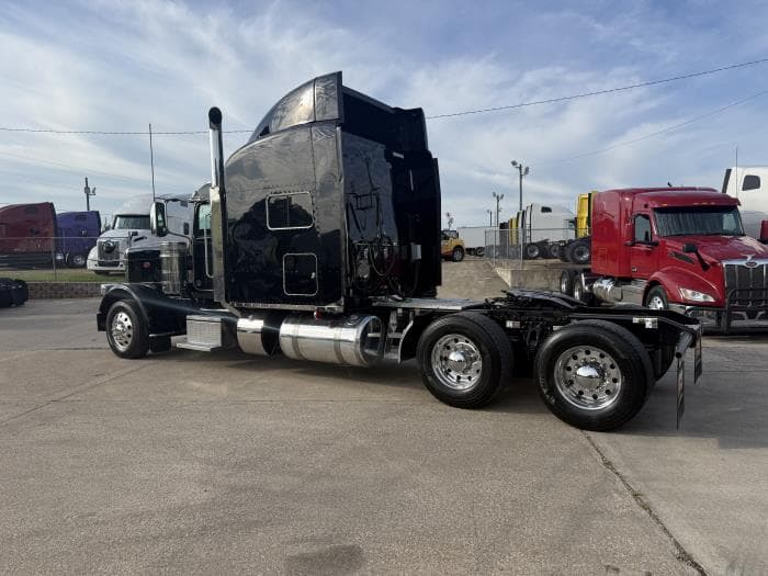 2022 Peterbilt 389 — photo 28