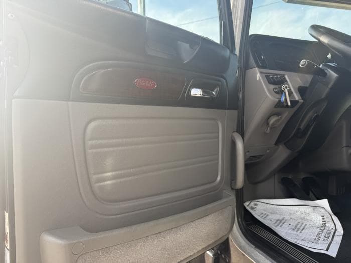 2022 Peterbilt 389 — photo 41