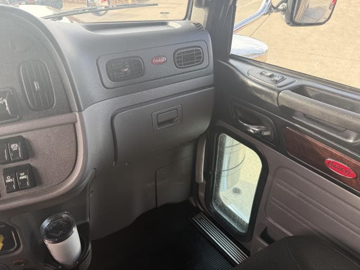 2022 Peterbilt 389 — photo 46