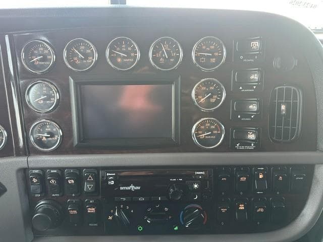 2022 Peterbilt 389 — photo 4