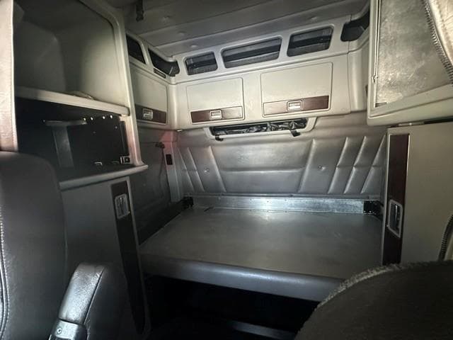 2022 Peterbilt 389 — photo 7