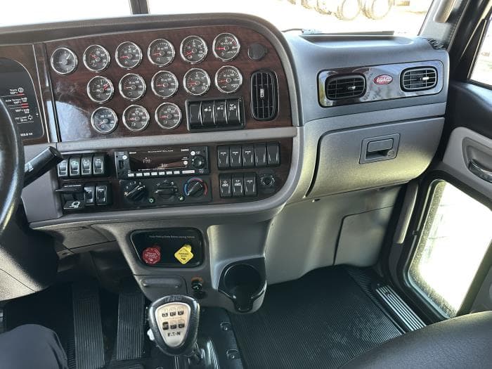 2024 Peterbilt 389 — photo 10