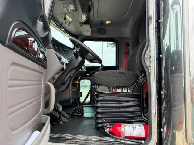 2022 Peterbilt 389 — photo 26
