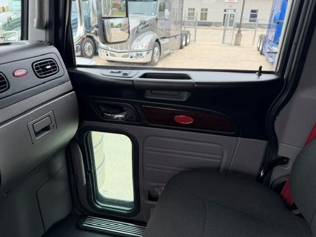 2022 Peterbilt 389 — photo 33