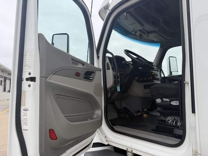 2020 Peterbilt 579 — photo 25