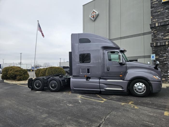 2025 International LT — photo 2