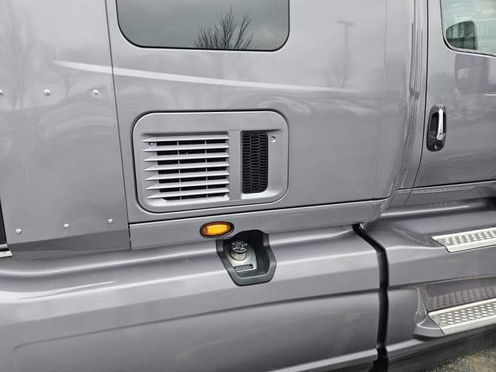 2025 International LT — photo 5