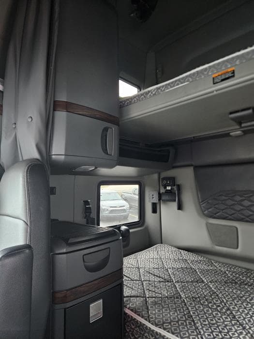2025 International LT — photo 7