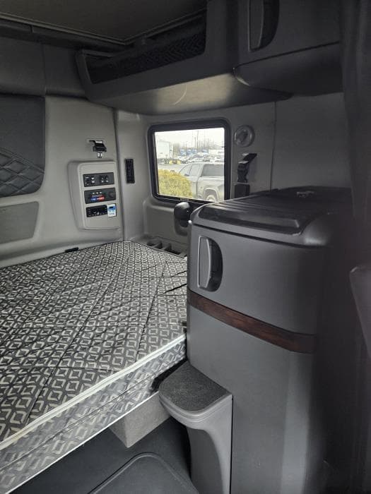 2025 International LT — photo 8