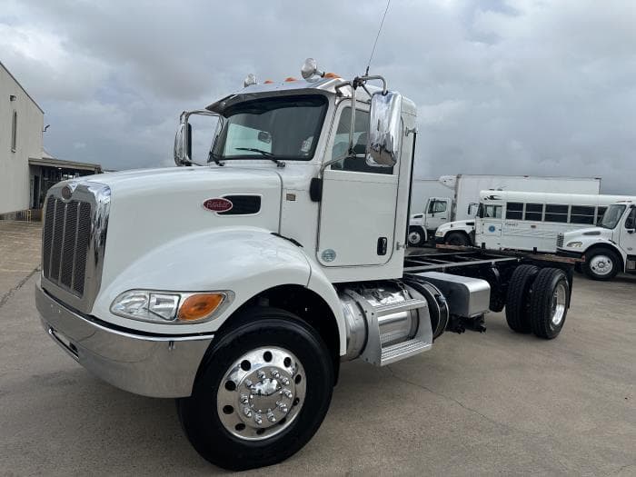 2020 Peterbilt 337 — photo 2