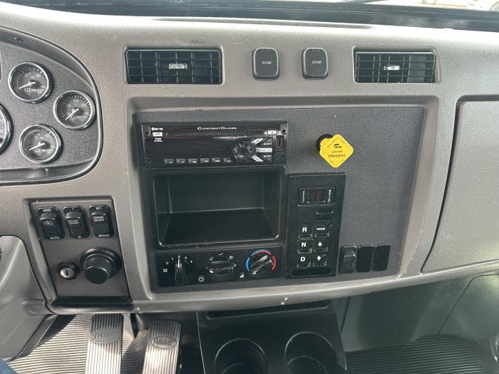 2020 Peterbilt 337 — photo 12