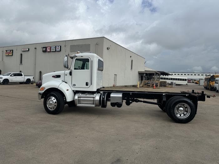 2020 Peterbilt 337 — photo 8