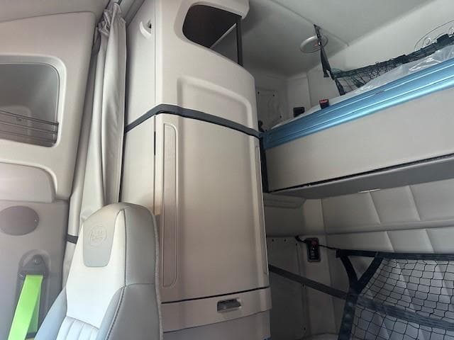 2026 Peterbilt 579 — photo 17