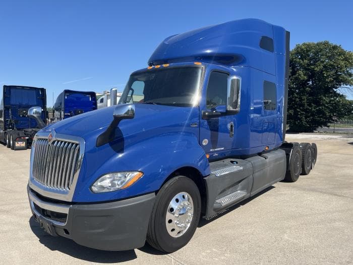 2022 International LT — photo 2