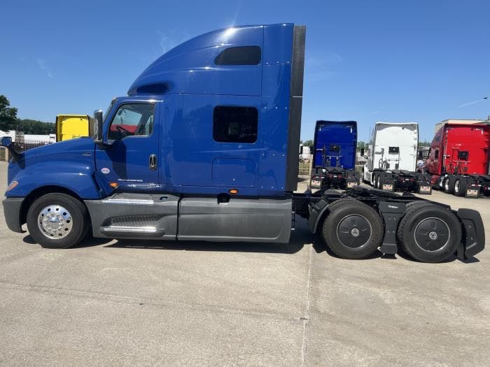 2022 International LT — photo 3