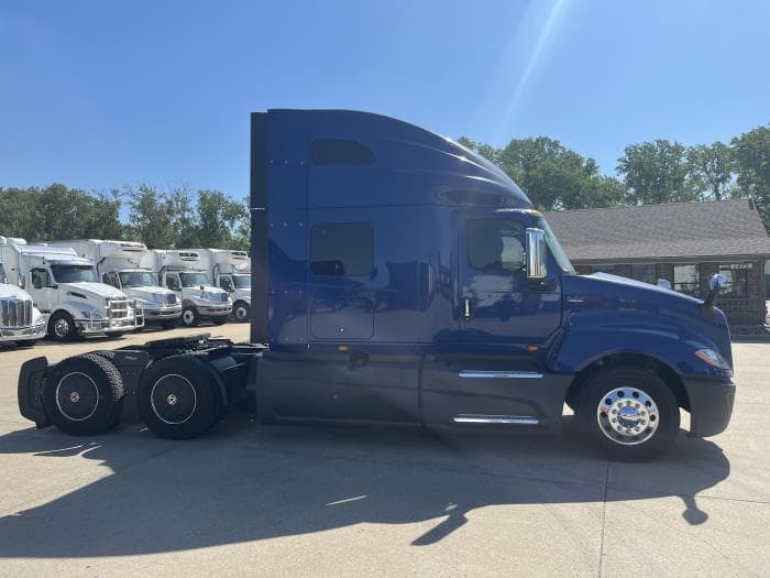 2022 International LT — photo 8