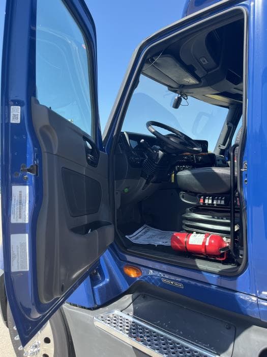 2022 International LT — photo 12