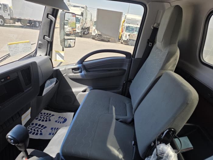 2027 Isuzu NRR — photo 16