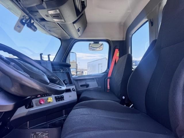 2019 Freightliner Cascadia — photo 9