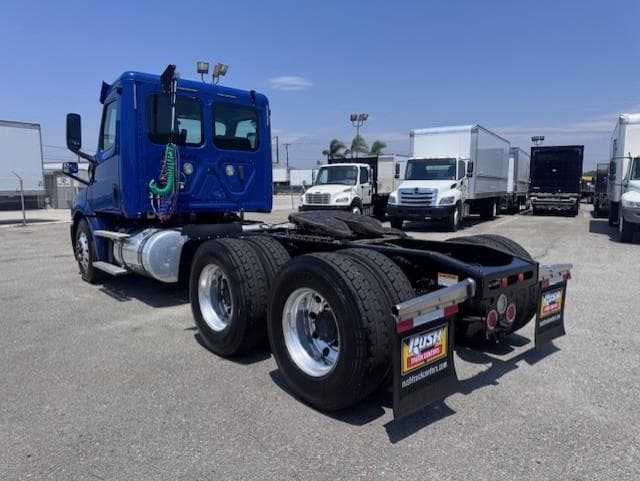 2019 Freightliner Cascadia — photo 8