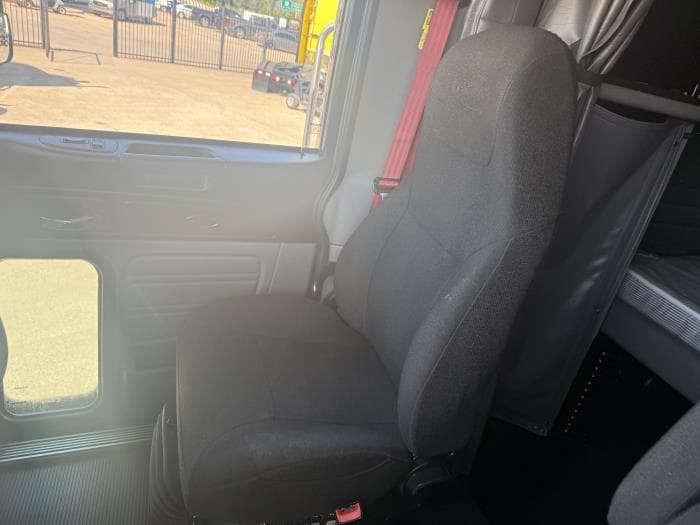 2022 Peterbilt 389 — photo 9