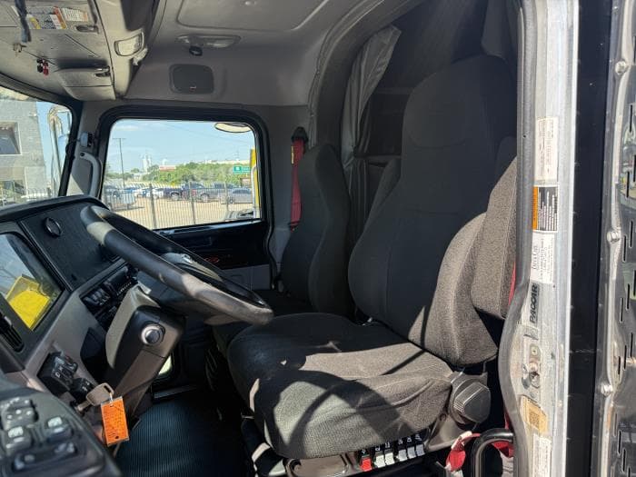2022 Peterbilt 389 — photo 16