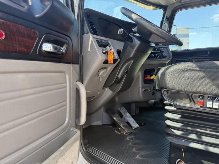 2022 Peterbilt 389 — photo 17