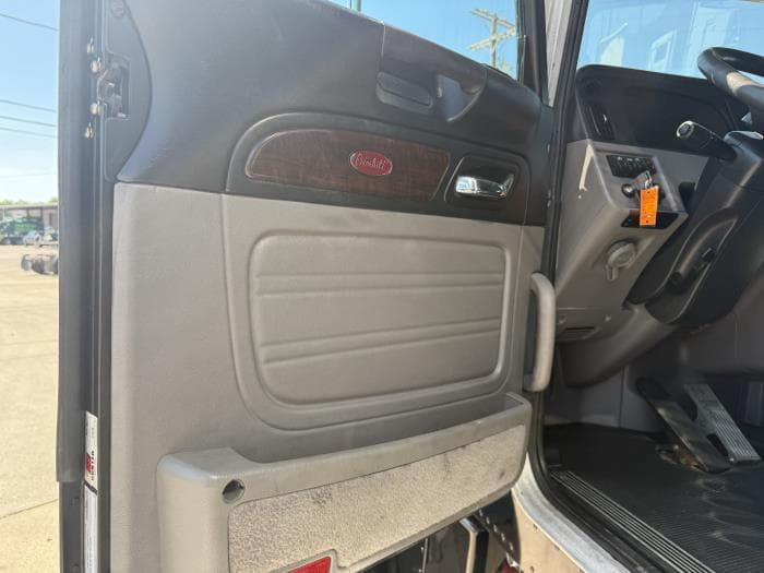 2022 Peterbilt 389 — photo 18