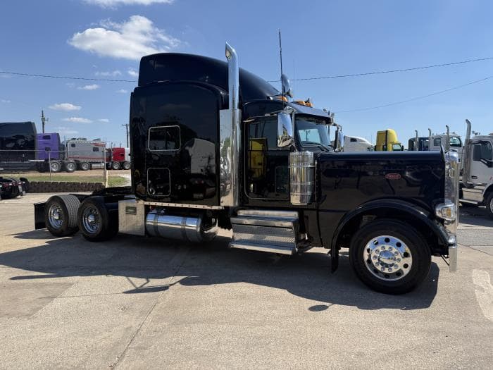 2022 Peterbilt 389 — photo 27