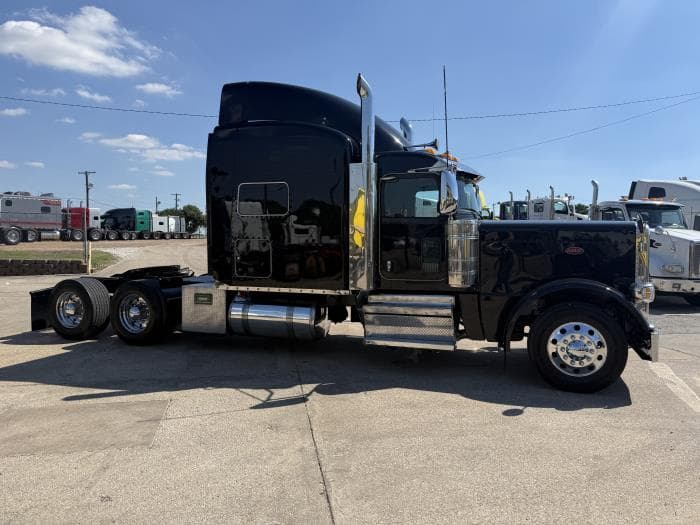 2022 Peterbilt 389 — photo 28