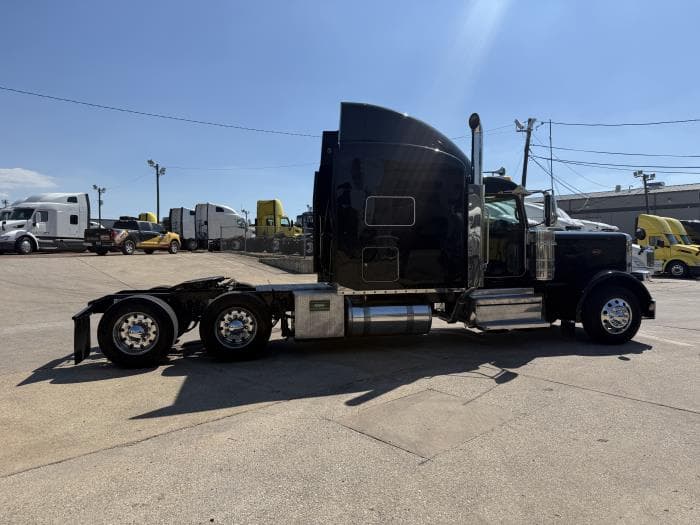 2022 Peterbilt 389 — photo 32